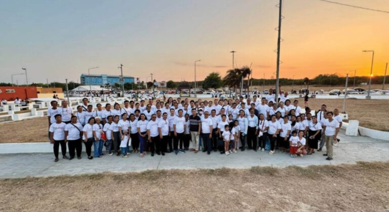 Brethren in La Union tidy up a coastal attraction