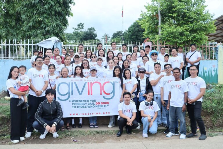 Sibulan Congregation extends helping hand to students in Maningcao